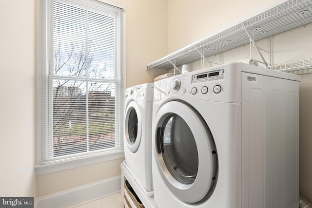 laundry room with laundry area, independent washer and dryer, and baseboards