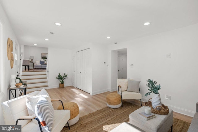 living area featuring recessed lighting, light wood-style flooring, and baseboards