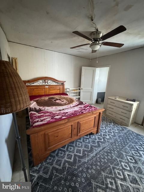 bedroom featuring ceiling fan