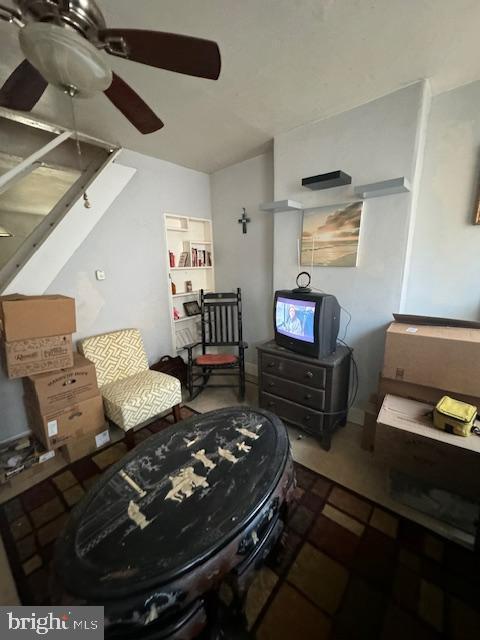 sitting room with ceiling fan