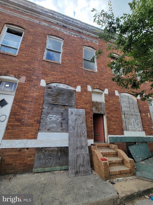 view of front facade with brick siding