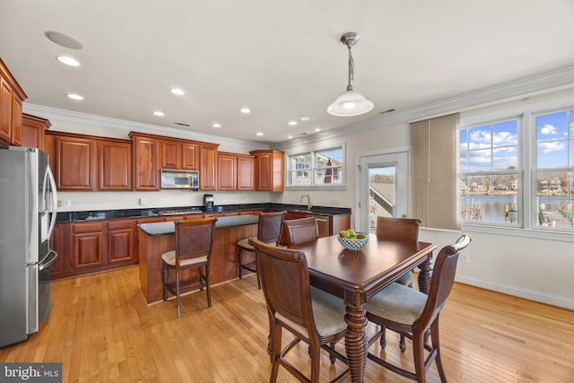 dining room with ornamental molding, light wood-type flooring, recessed lighting, and baseboards