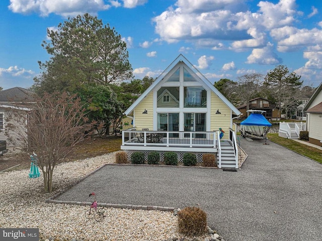 view of front facade featuring aphalt driveway