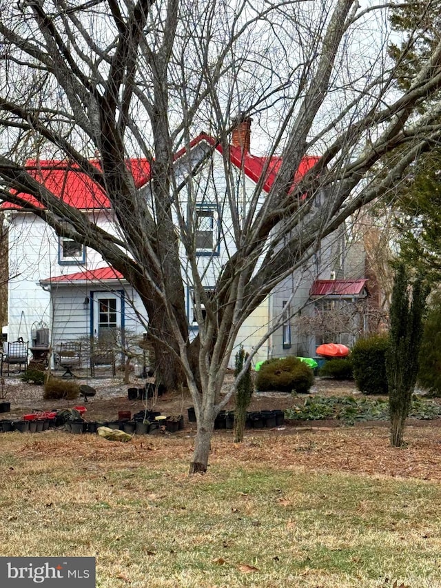 view of front of property with a front yard