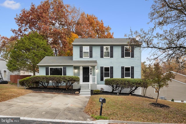 view of front of property with a front yard