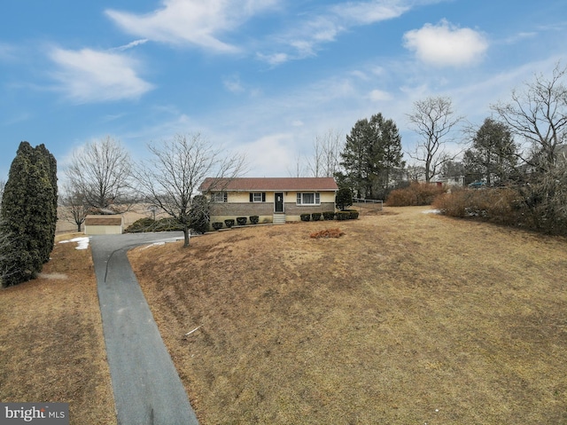 single story home with a front yard