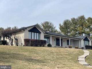 ranch-style house featuring a front yard