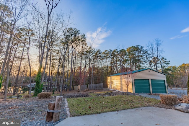 view of yard featuring a garage and an outdoor structure