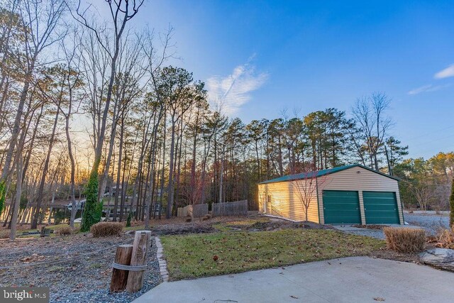 view of yard with an outdoor structure and a detached garage