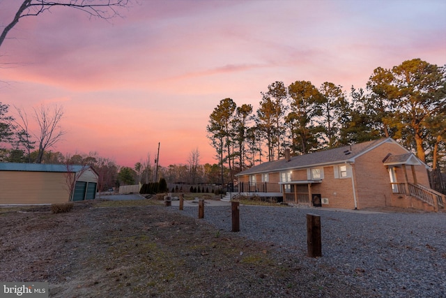 view of yard featuring an outbuilding