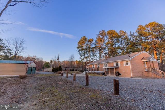 view of yard with an outbuilding