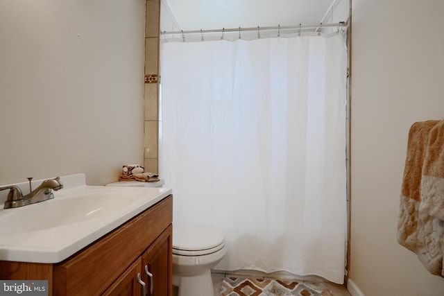 bathroom featuring a shower with shower curtain, vanity, and toilet