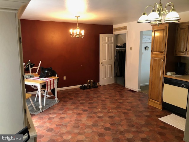 dining room with visible vents, a notable chandelier, and baseboards