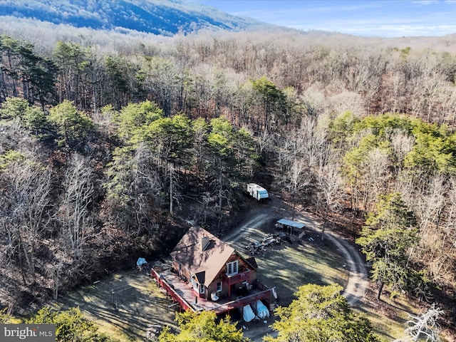 bird's eye view featuring a wooded view