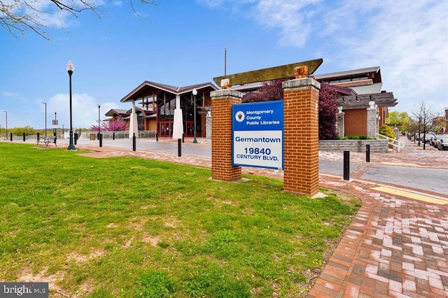 view of property's community featuring a lawn