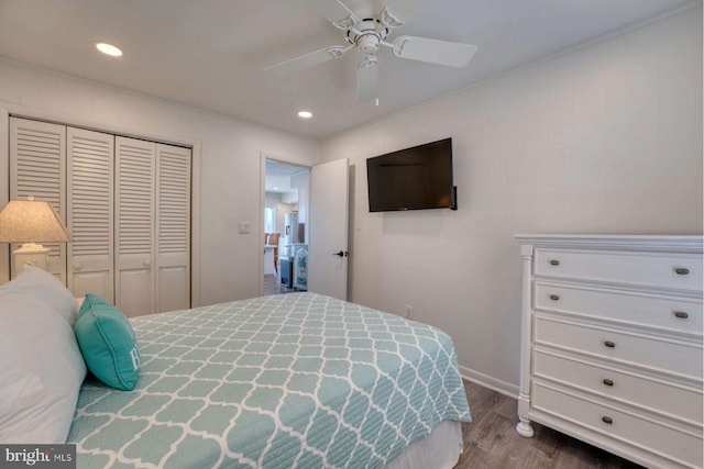 bedroom with a closet, a ceiling fan, dark wood-style flooring, and recessed lighting