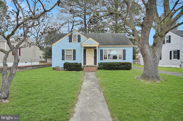 bungalow featuring a front lawn