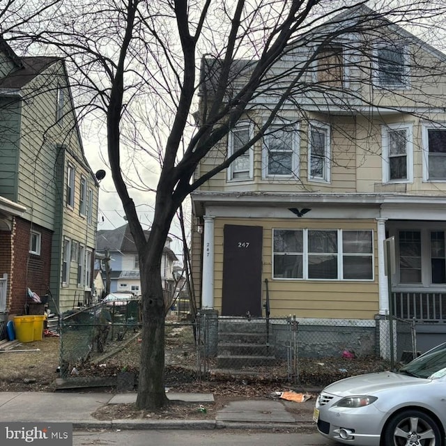 view of front facade with a fenced front yard