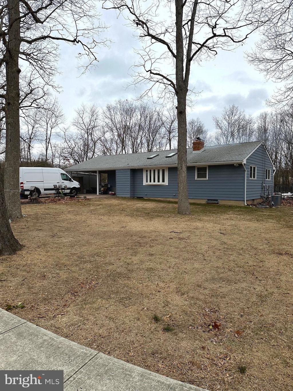 view of front of home featuring a chimney and a front yard