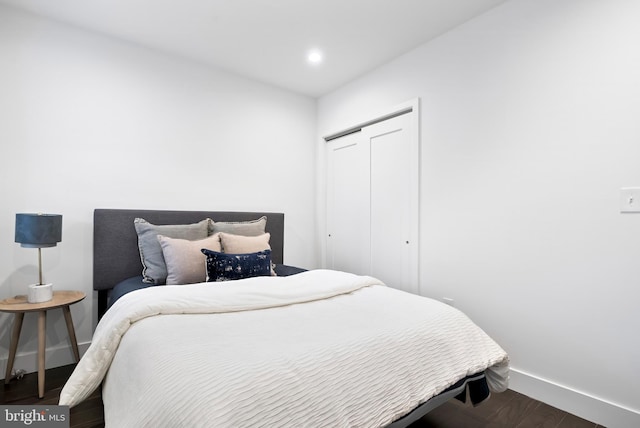 bedroom featuring dark wood-style floors, baseboards, a closet, and recessed lighting