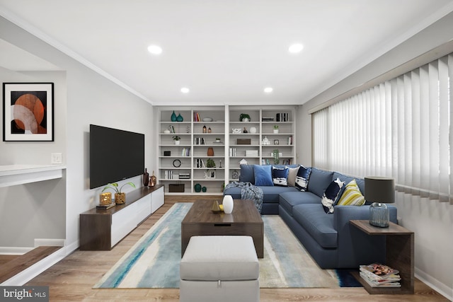 living room featuring crown molding, recessed lighting, baseboards, and light wood finished floors