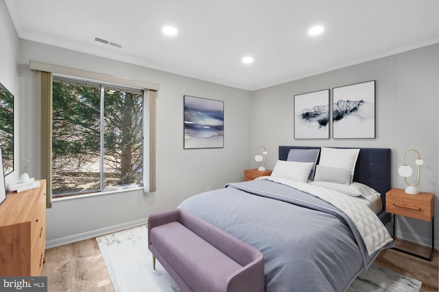 bedroom featuring recessed lighting, visible vents, baseboards, and light wood-style flooring