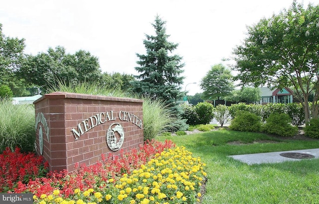 community sign featuring a yard