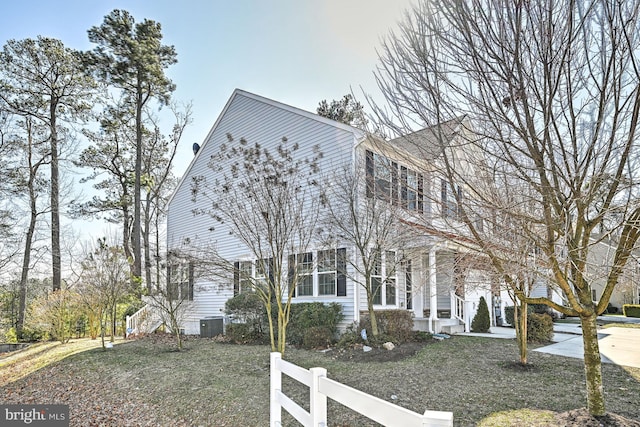 view of front of house with a front lawn