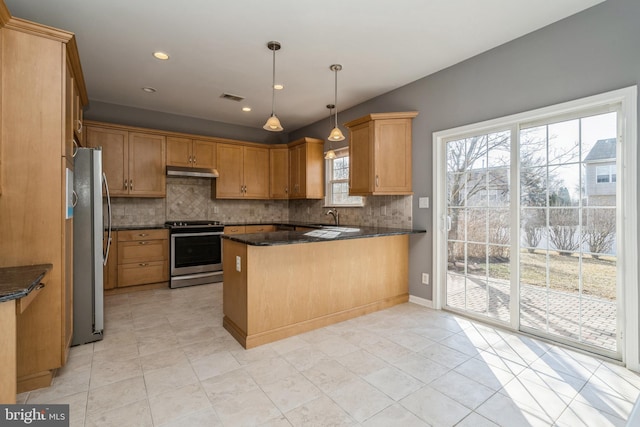 kitchen with under cabinet range hood, stainless steel appliances, a peninsula, visible vents, and hanging light fixtures