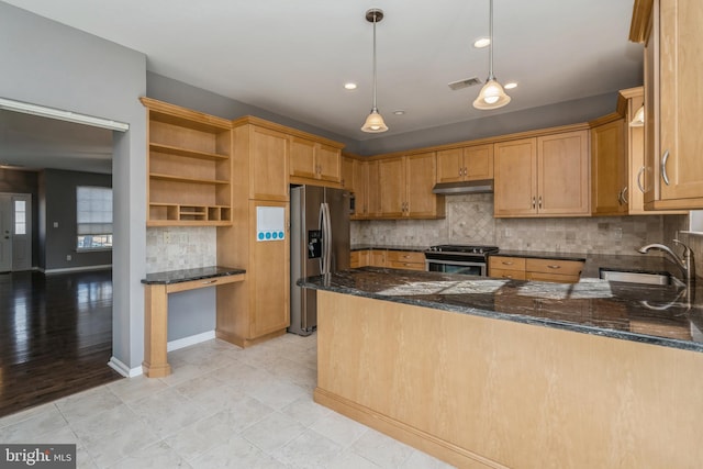 kitchen with stainless steel appliances, a peninsula, a sink, open shelves, and decorative light fixtures