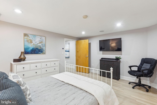 bedroom featuring light wood-style floors, baseboards, and recessed lighting