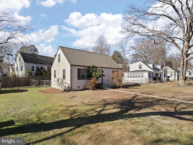 view of front facade featuring crawl space, roof with shingles, fence, and a front lawn