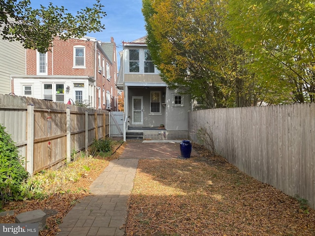 view of front of home with a fenced backyard