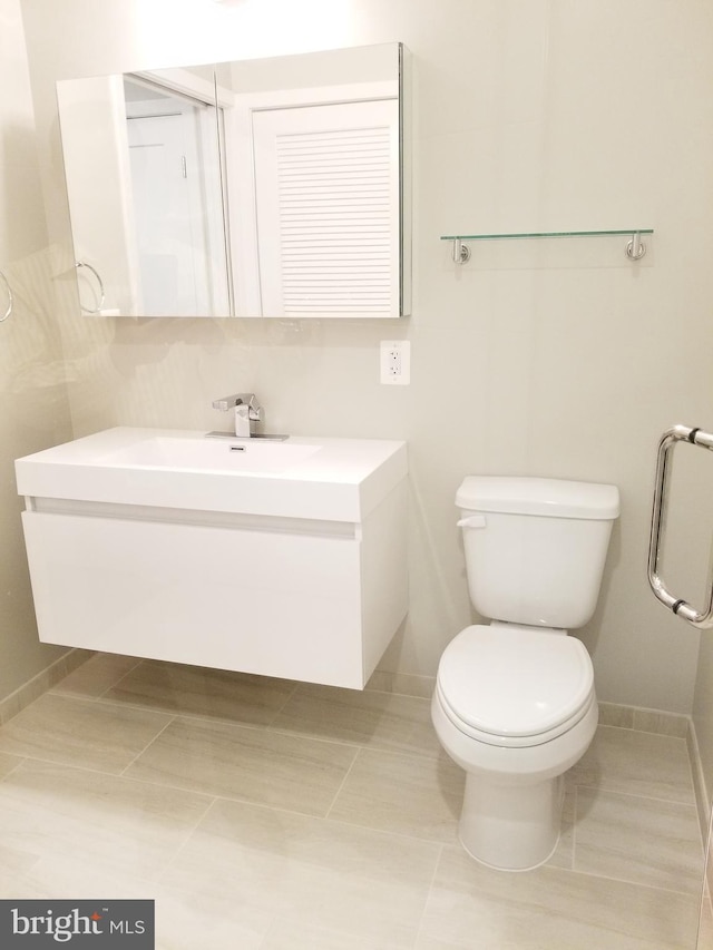 989 S Buchanan St Unit 320, Arlington, VA 22204 - bathroom featuring baseboards, a sink, and toilet