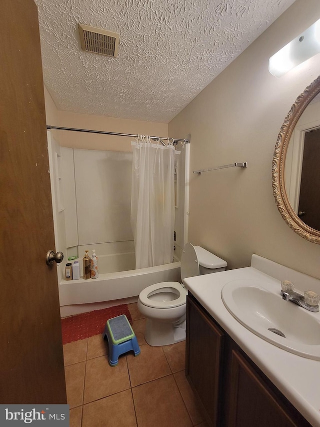 bathroom with visible vents, toilet, shower / bath combo, a textured ceiling, and tile patterned flooring