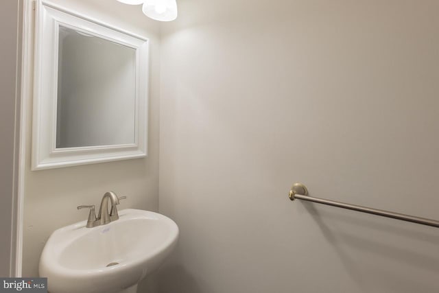 bathroom featuring a sink