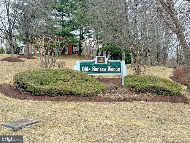 community sign featuring a lawn