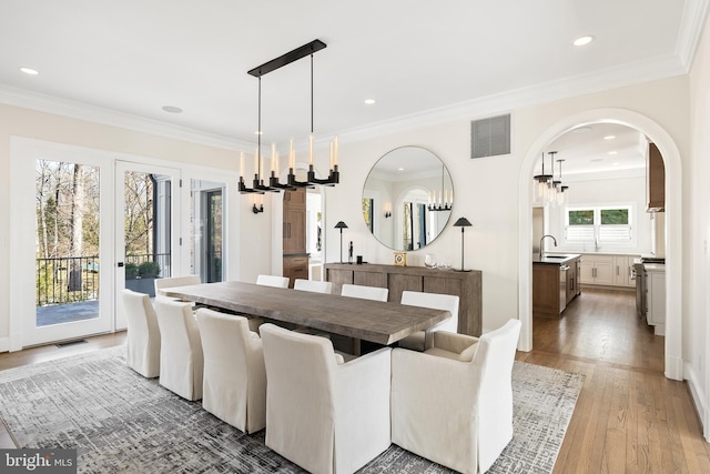 dining area featuring recessed lighting, visible vents, light wood-style flooring, and crown molding