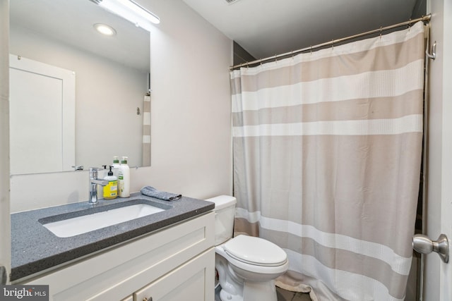 bathroom with a shower with shower curtain, vanity, and toilet