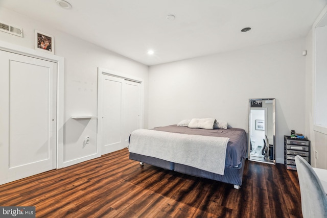 bedroom featuring recessed lighting, a closet, visible vents, and wood finished floors