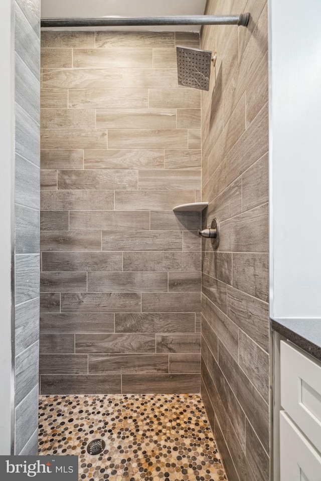 bathroom featuring tiled shower