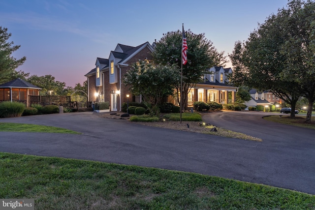 view of front of property featuring aphalt driveway