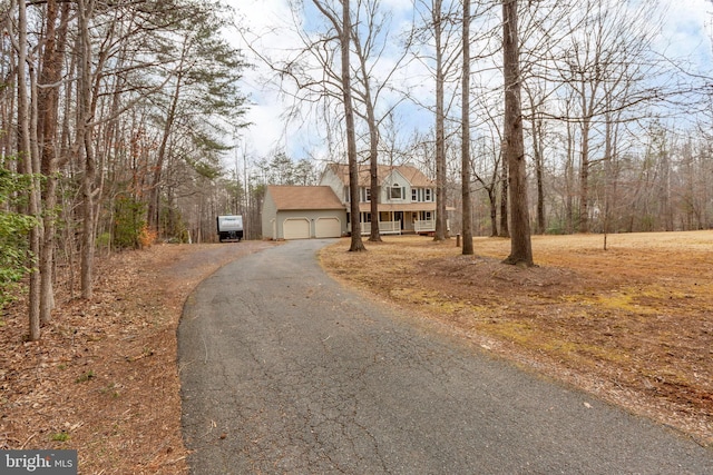 view of front facade featuring a garage and driveway