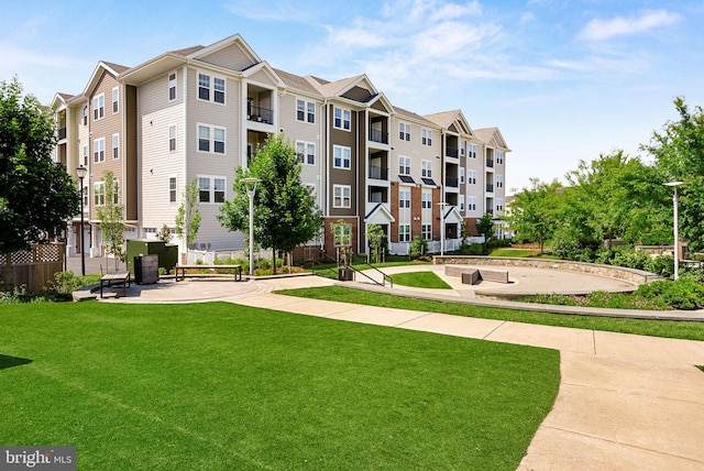 view of property's community featuring a lawn