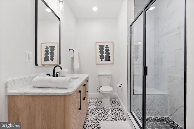 full bathroom with a marble finish shower, recessed lighting, toilet, vanity, and baseboards