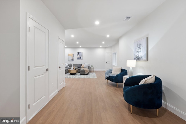 living area with light wood-type flooring, baseboards, visible vents, and recessed lighting