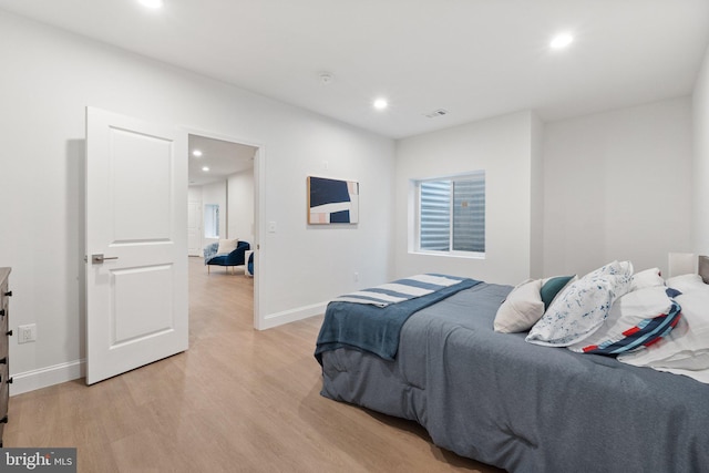 bedroom featuring light wood-style floors, baseboards, and recessed lighting