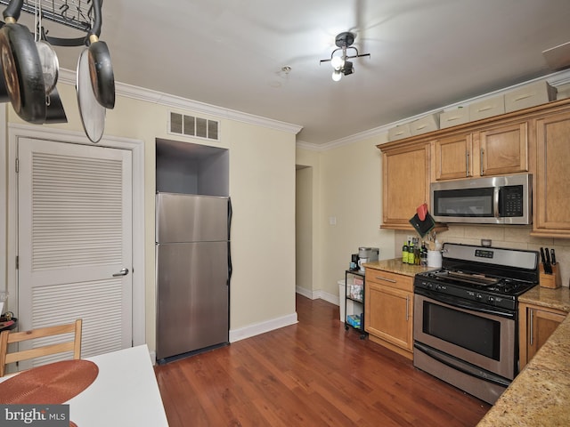 kitchen featuring visible vents, appliances with stainless steel finishes, backsplash, dark wood-style floors, and crown molding