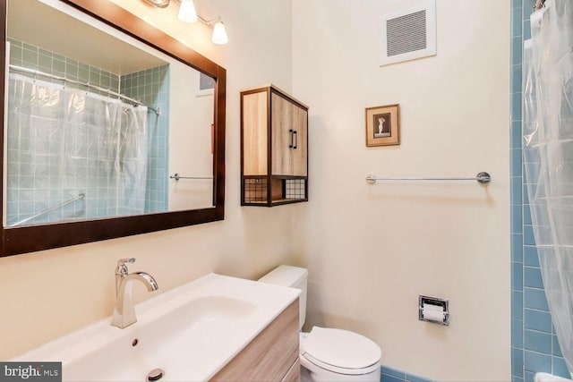 full bath featuring toilet, curtained shower, vanity, and visible vents