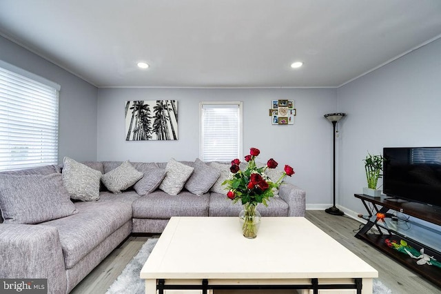 living room featuring light wood-style floors, recessed lighting, and baseboards